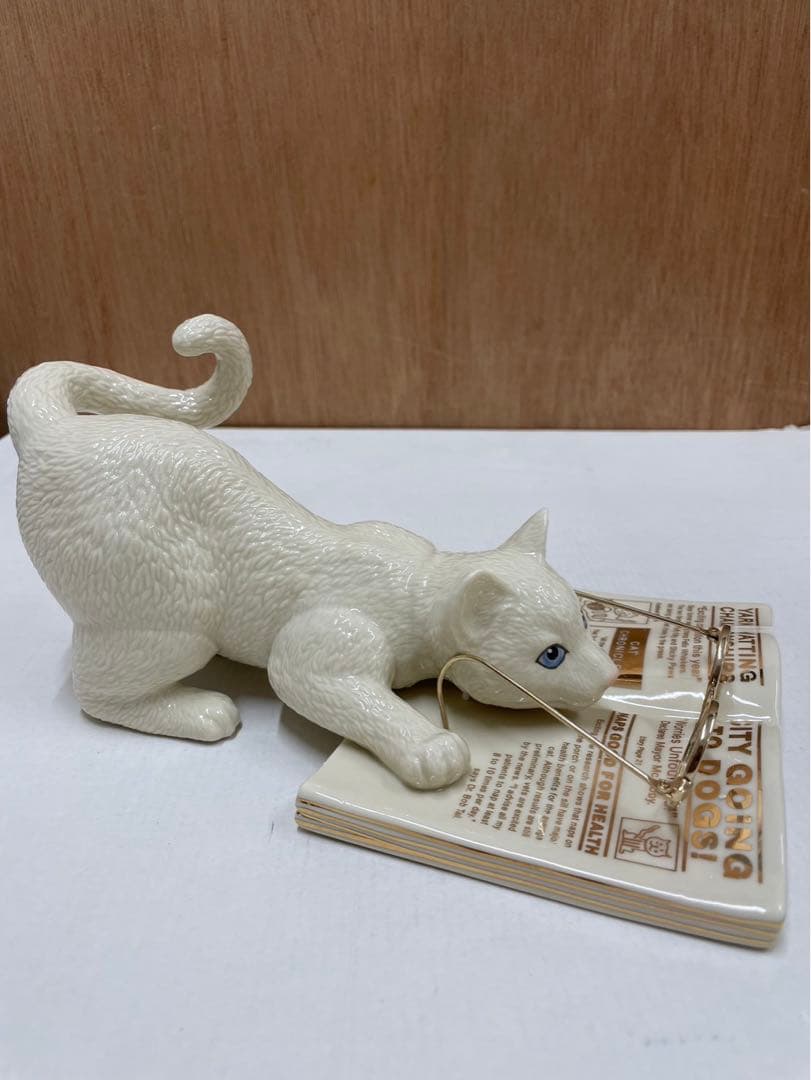 レノックス猫 ( 英字新聞を読む ) Cat Chronicles