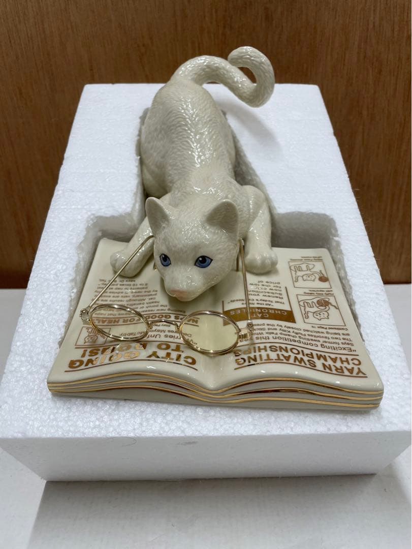 レノックス猫 ( 英字新聞を読む ) Cat Chronicles