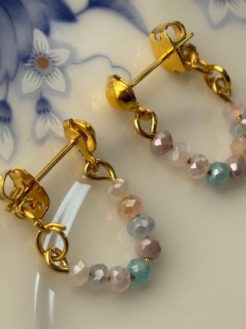 小さなカラフル水晶のフープ型ピアス　ハンドメイド