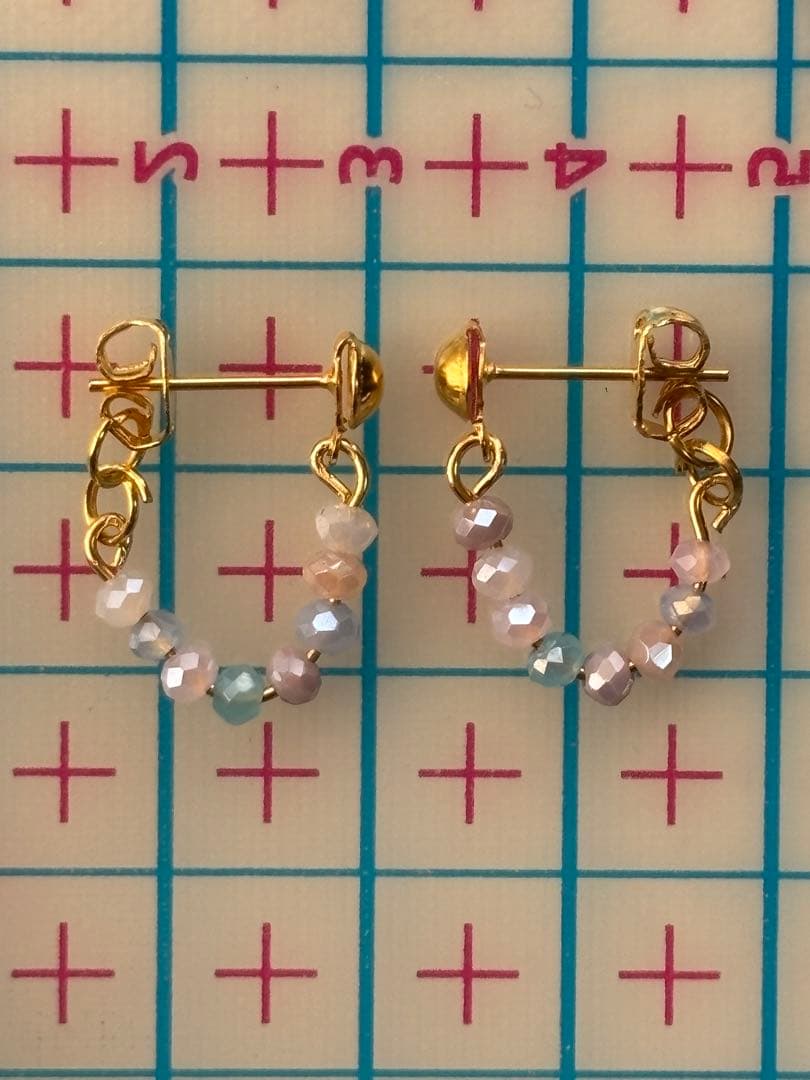小さなカラフル水晶のフープ型ピアス　ハンドメイド