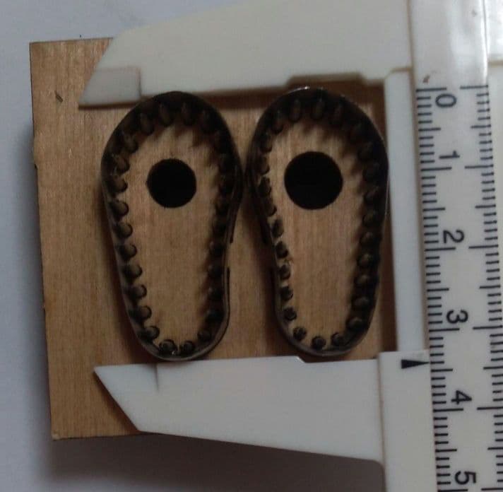 縫い穴も同時に開けることが出来るミニチュア　シューズの抜き型パンチレザークラフト