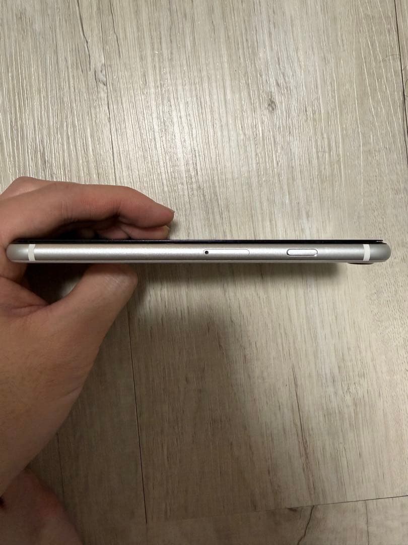 iPhone SE 第二世代　SIMフリー