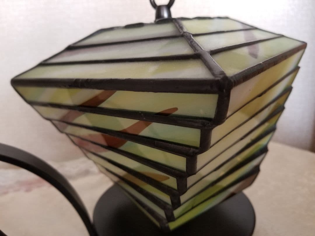 ステンドグラスの和風ねじれランプ