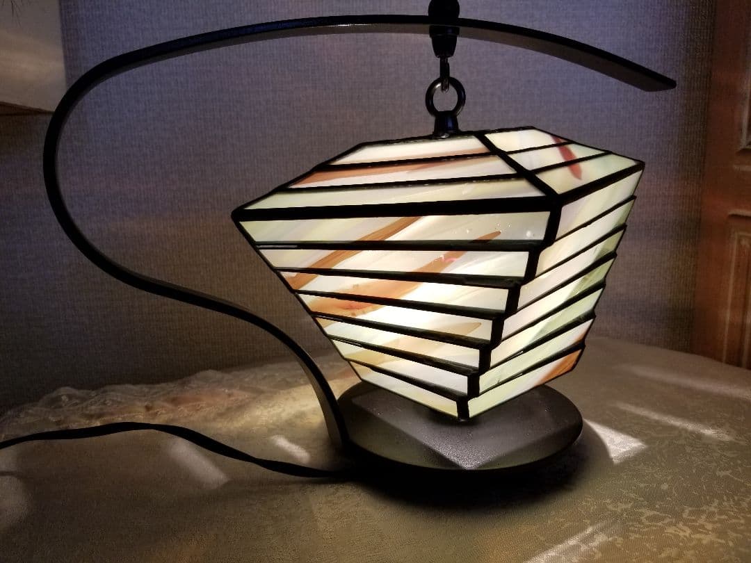 ステンドグラスの和風ねじれランプ