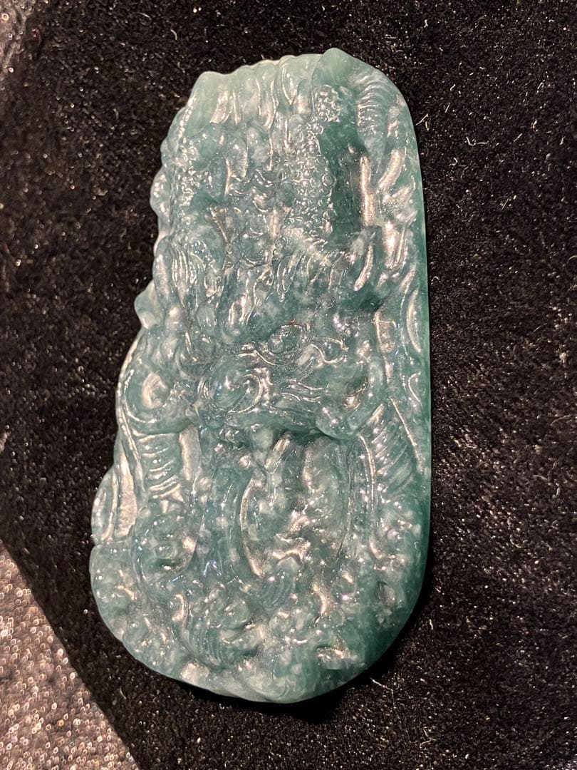 翡翠 グアテマラ産 ペンダントトップ 龍彫刻 天然石 パワーストーン