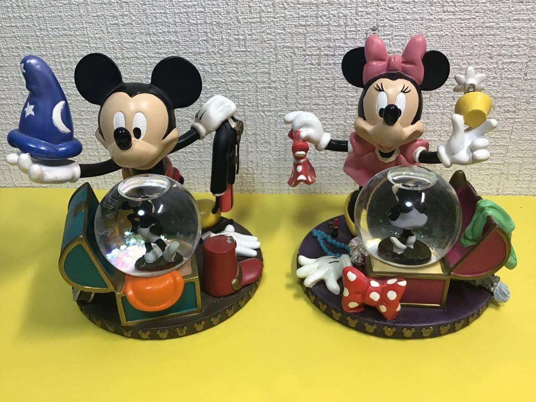 ディズニーランド　ミッキー とミニー スノードーム フィギュア2点セット