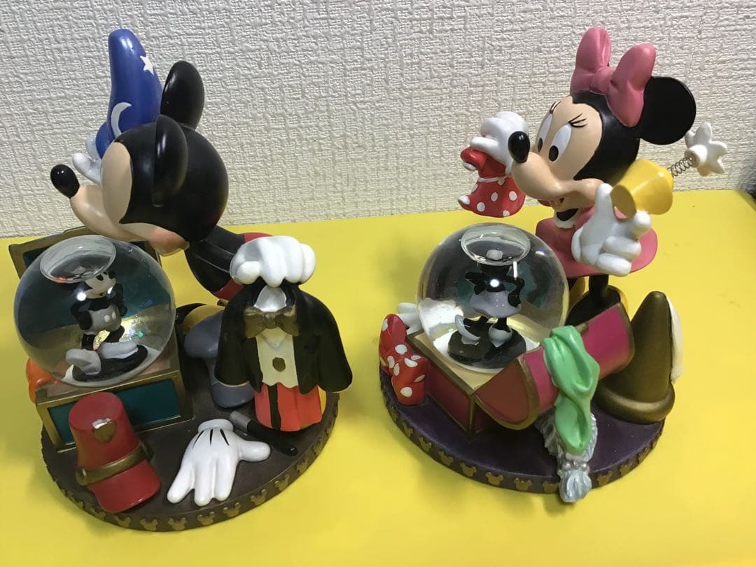 ディズニーランド　ミッキー とミニー スノードーム フィギュア2点セット