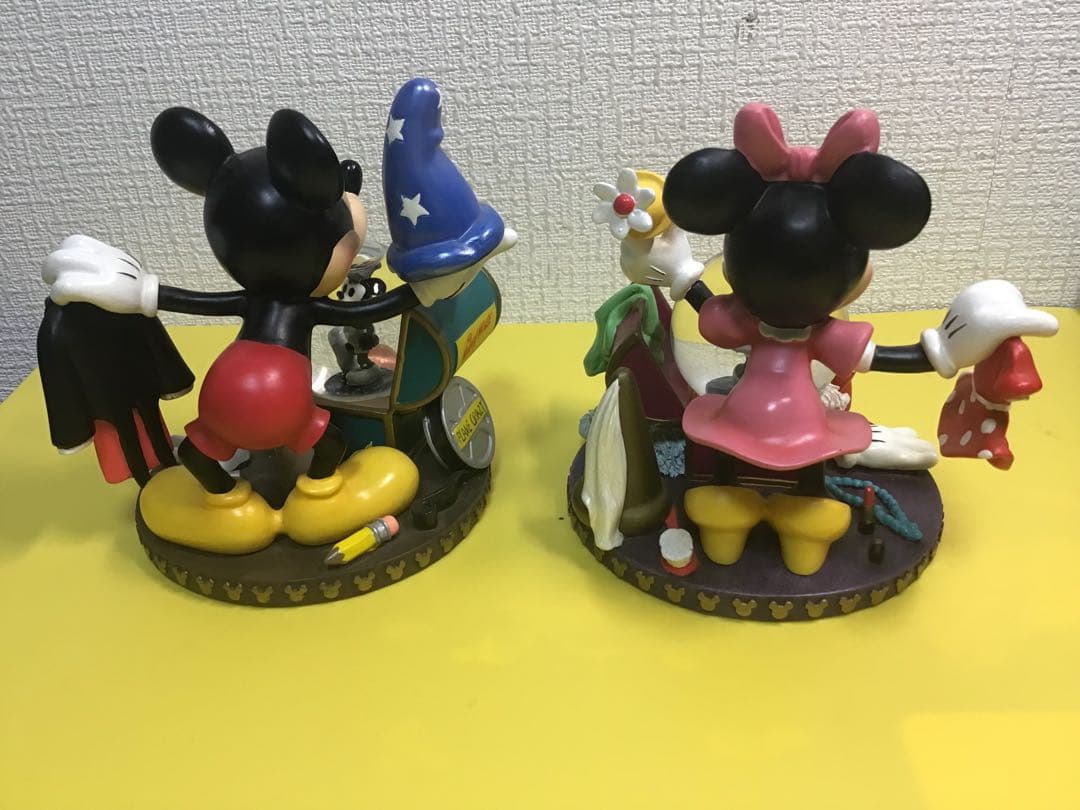 ディズニーランド　ミッキー とミニー スノードーム フィギュア2点セット