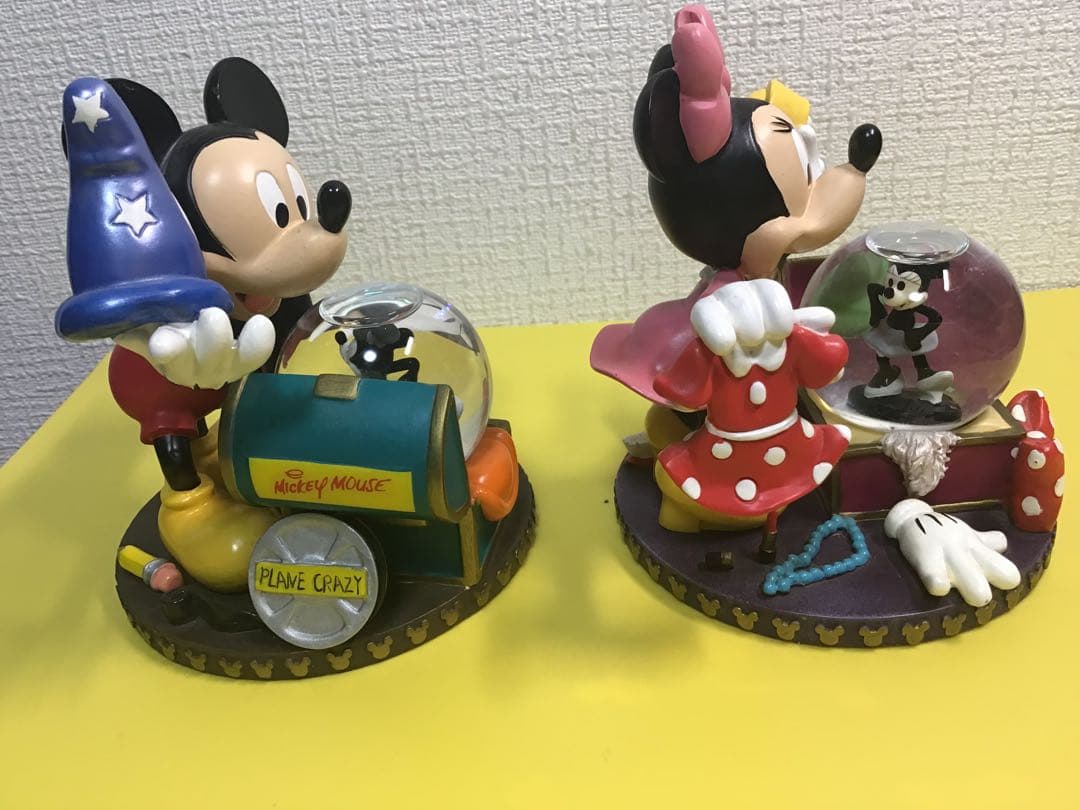 ディズニーランド　ミッキー とミニー スノードーム フィギュア2点セット