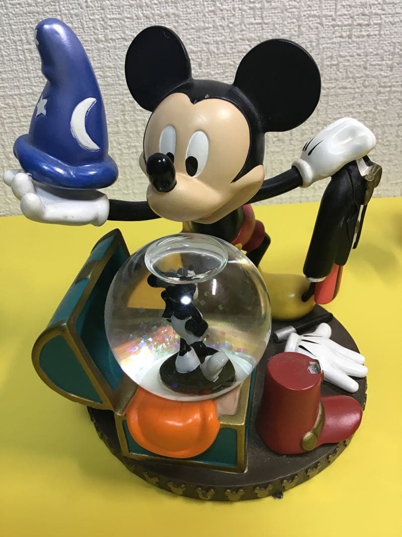 ディズニーランド　ミッキー とミニー スノードーム フィギュア2点セット