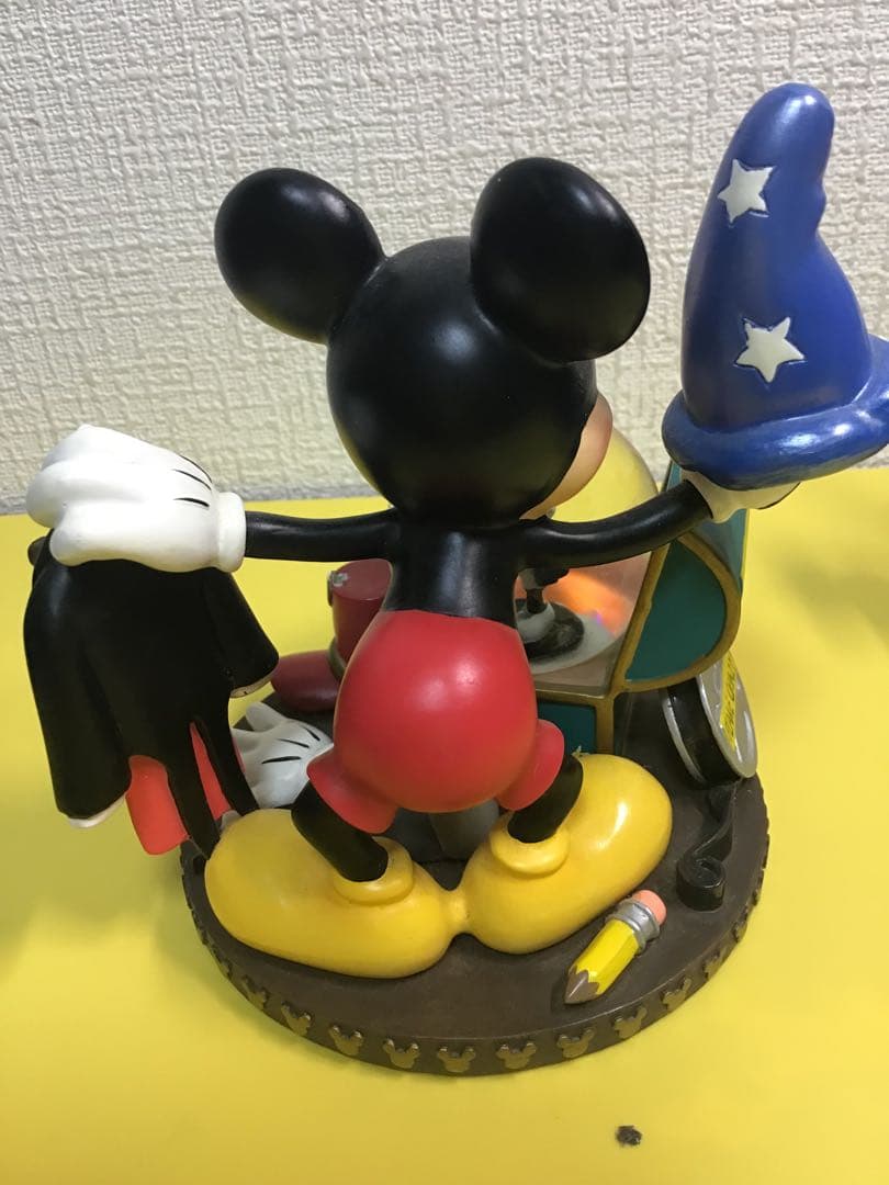 ディズニーランド　ミッキー とミニー スノードーム フィギュア2点セット