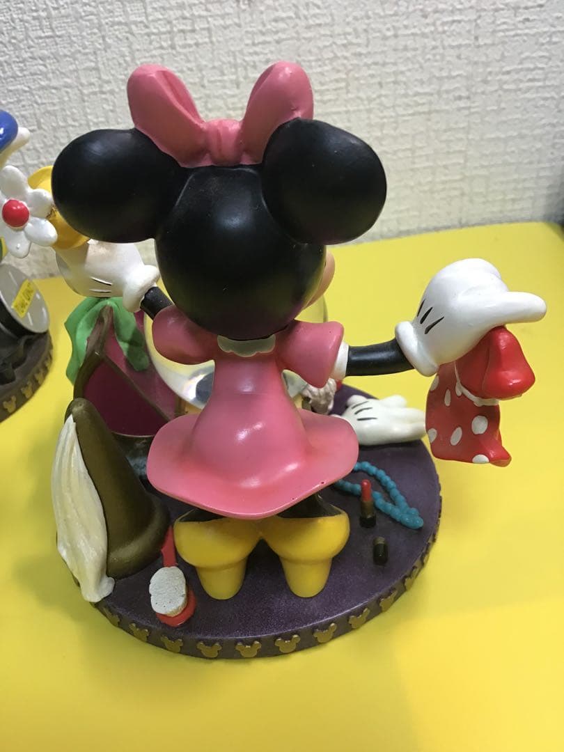 ディズニーランド　ミッキー とミニー スノードーム フィギュア2点セット