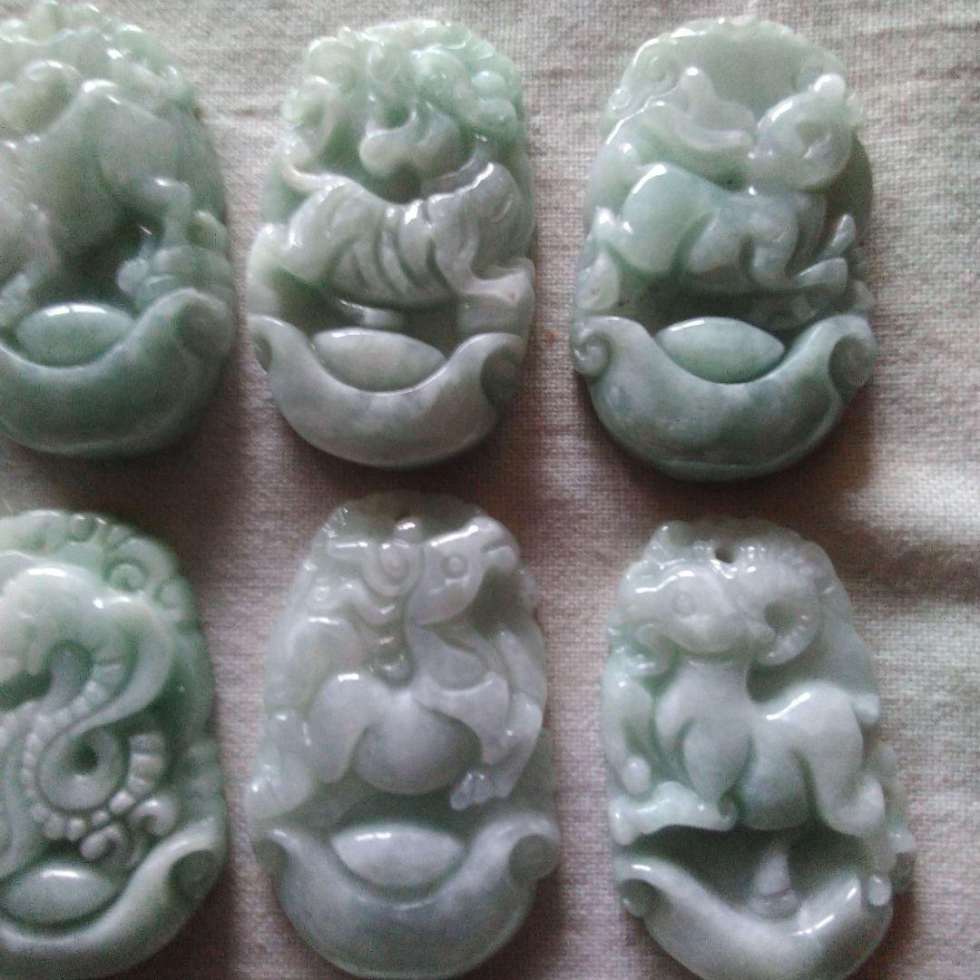 ミャンマーの翡翠の干支ペンダントトップ。