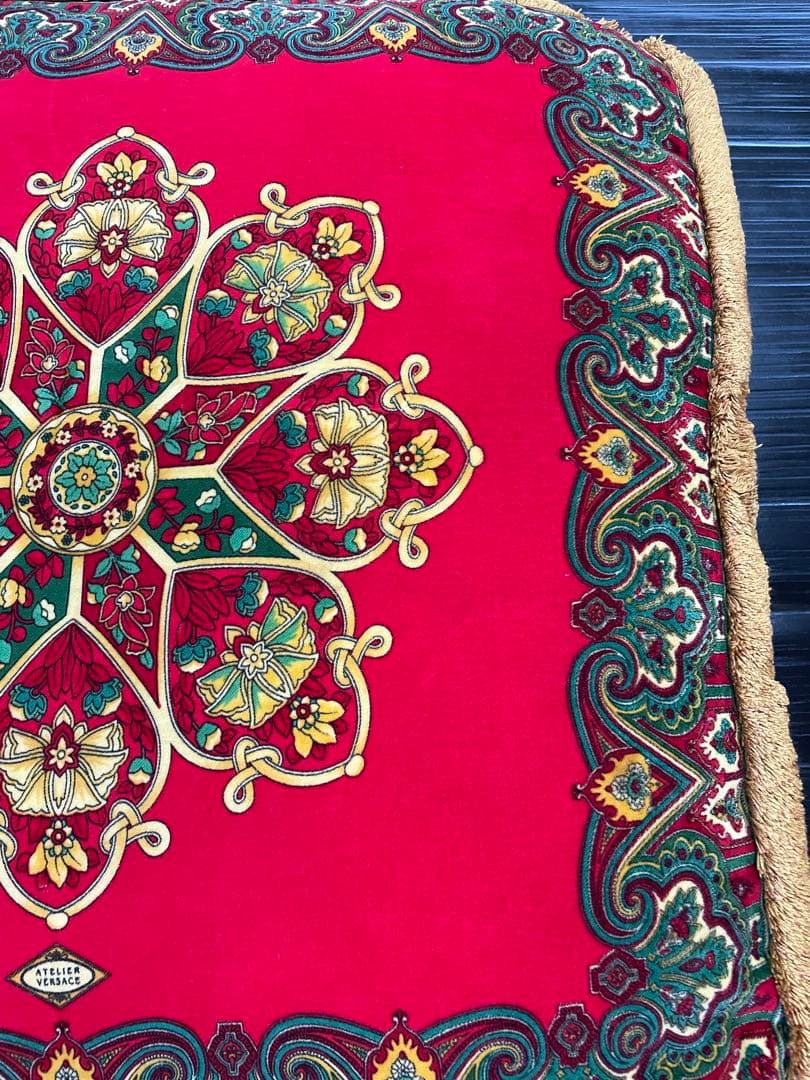 レア貴重‼︎ 価値ある ヴェルサーチ マチ付大判　赤✖️白 ロココ調柄