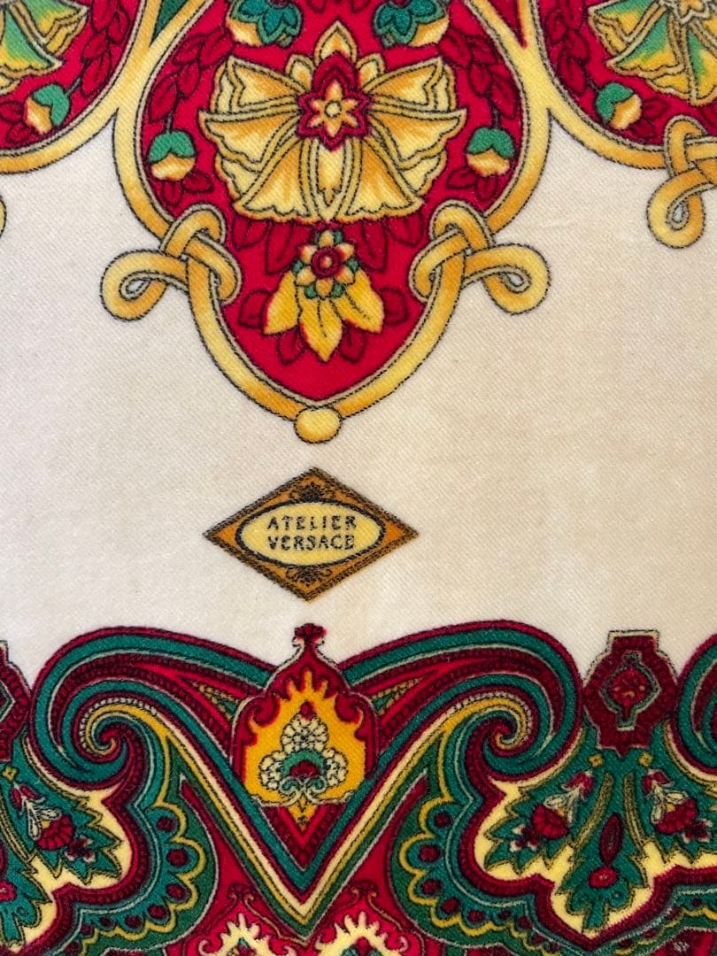 レア貴重‼︎ 価値ある ヴェルサーチ マチ付大判　赤✖️白 ロココ調柄