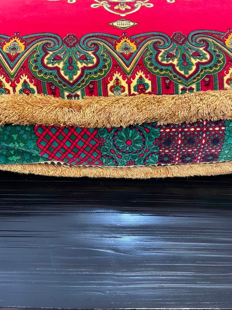 レア貴重‼︎ 価値ある ヴェルサーチ マチ付大判　赤✖️白 ロココ調柄