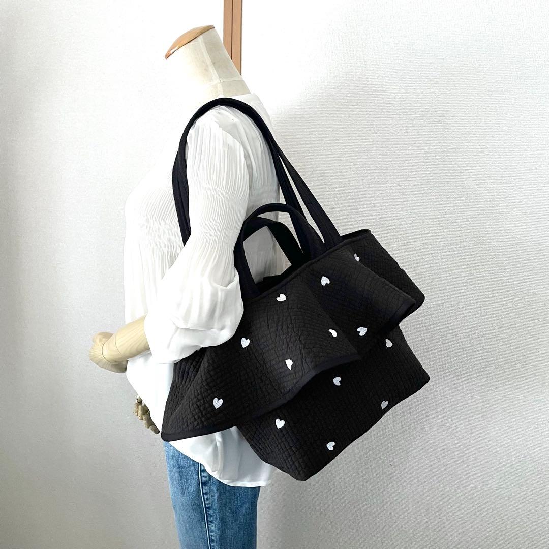 フレアフリル付きトートバッグ（L）　2way ヌビバッグ　ブラック×♡刺繍