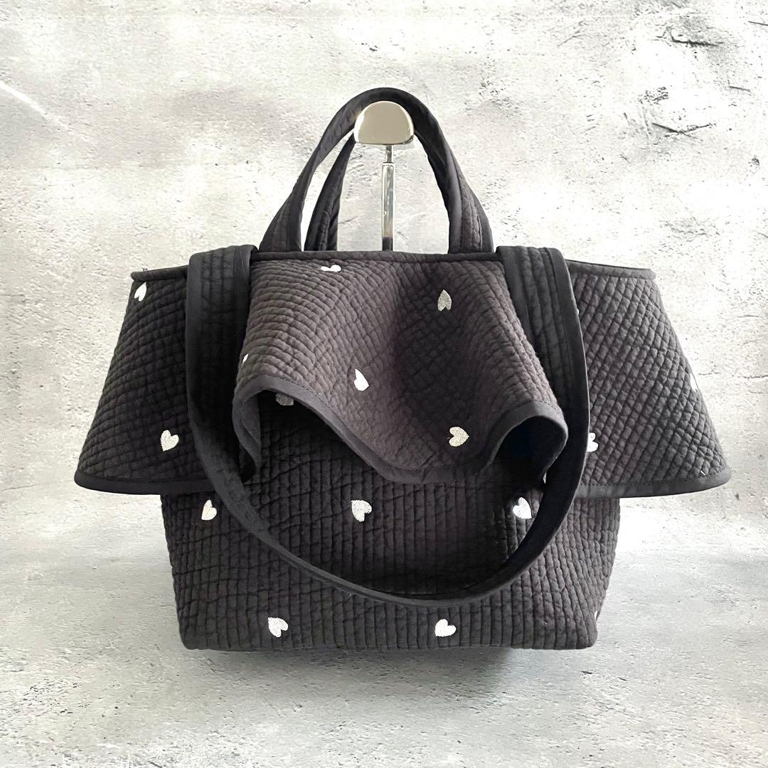 フレアフリル付きトートバッグ（L）　2way ヌビバッグ　ブラック×♡刺繍