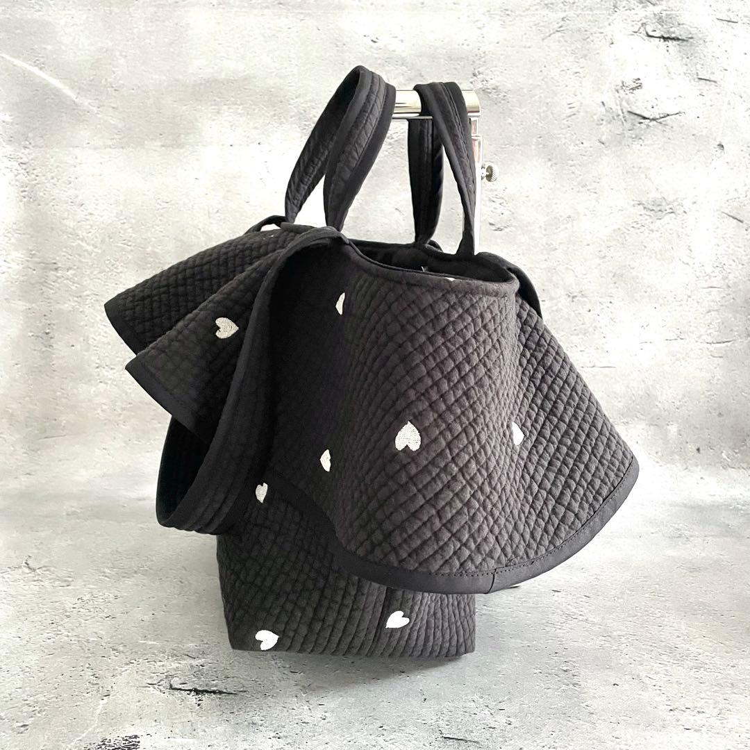 フレアフリル付きトートバッグ（L）　2way ヌビバッグ　ブラック×♡刺繍