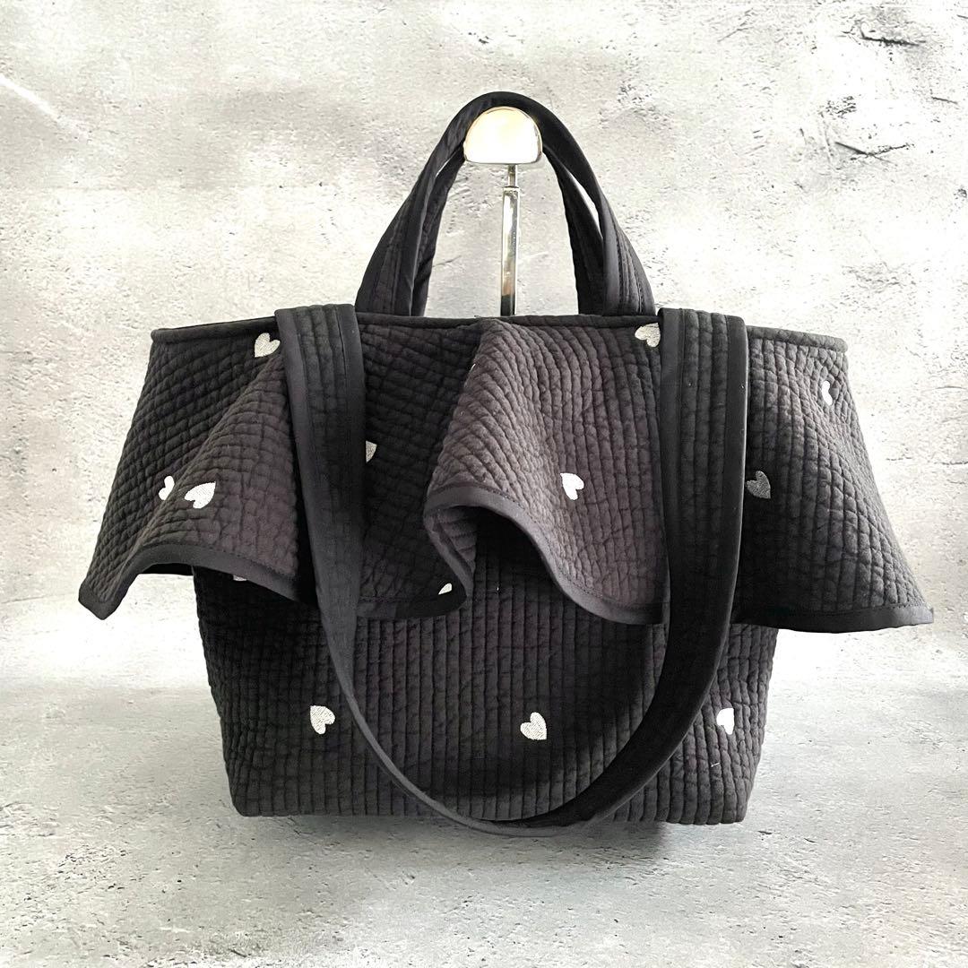 フレアフリル付きトートバッグ（L）　2way ヌビバッグ　ブラック×♡刺繍