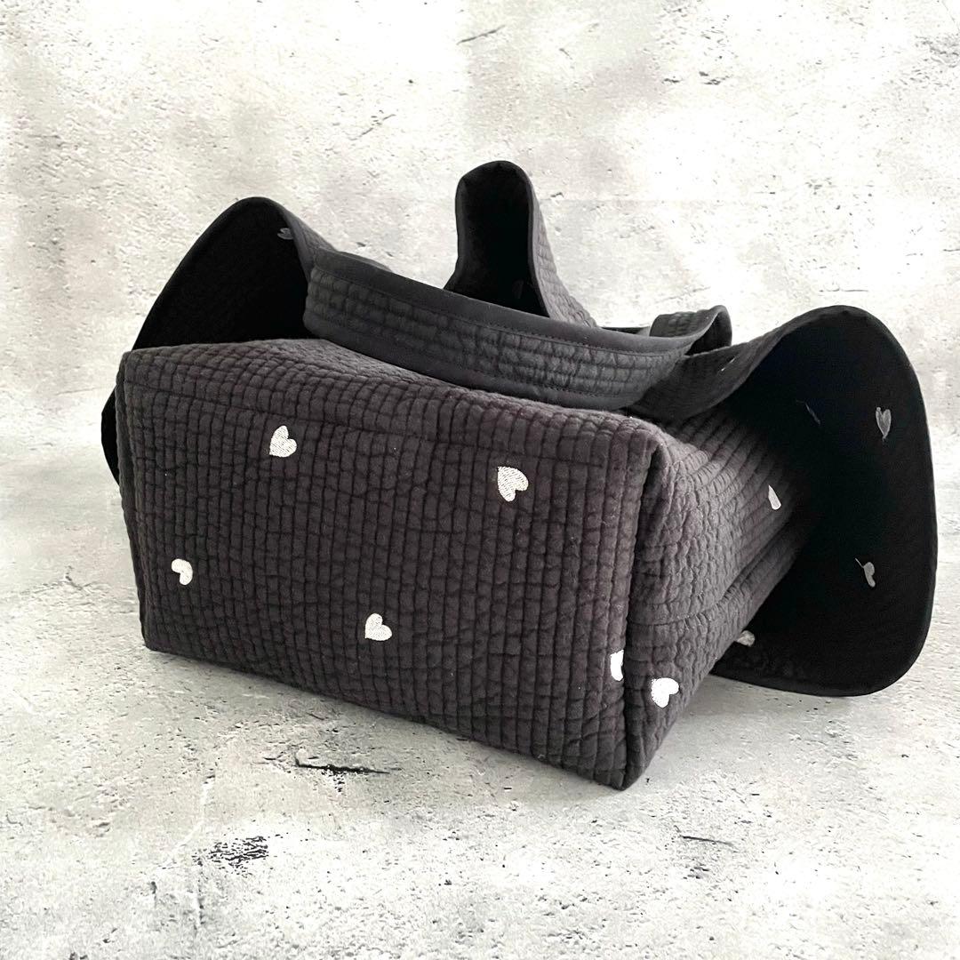 フレアフリル付きトートバッグ（L）　2way ヌビバッグ　ブラック×♡刺繍