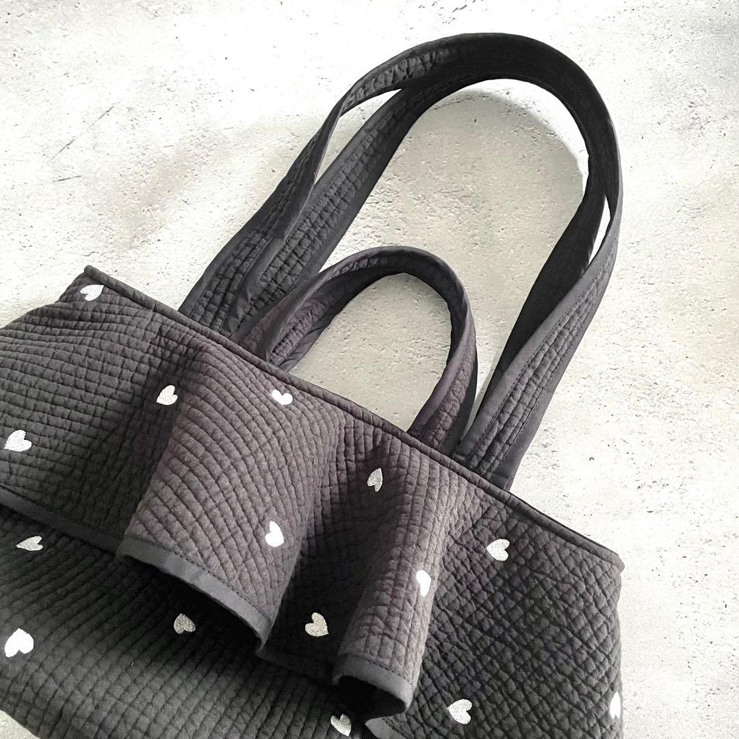 フレアフリル付きトートバッグ（L）　2way ヌビバッグ　ブラック×♡刺繍