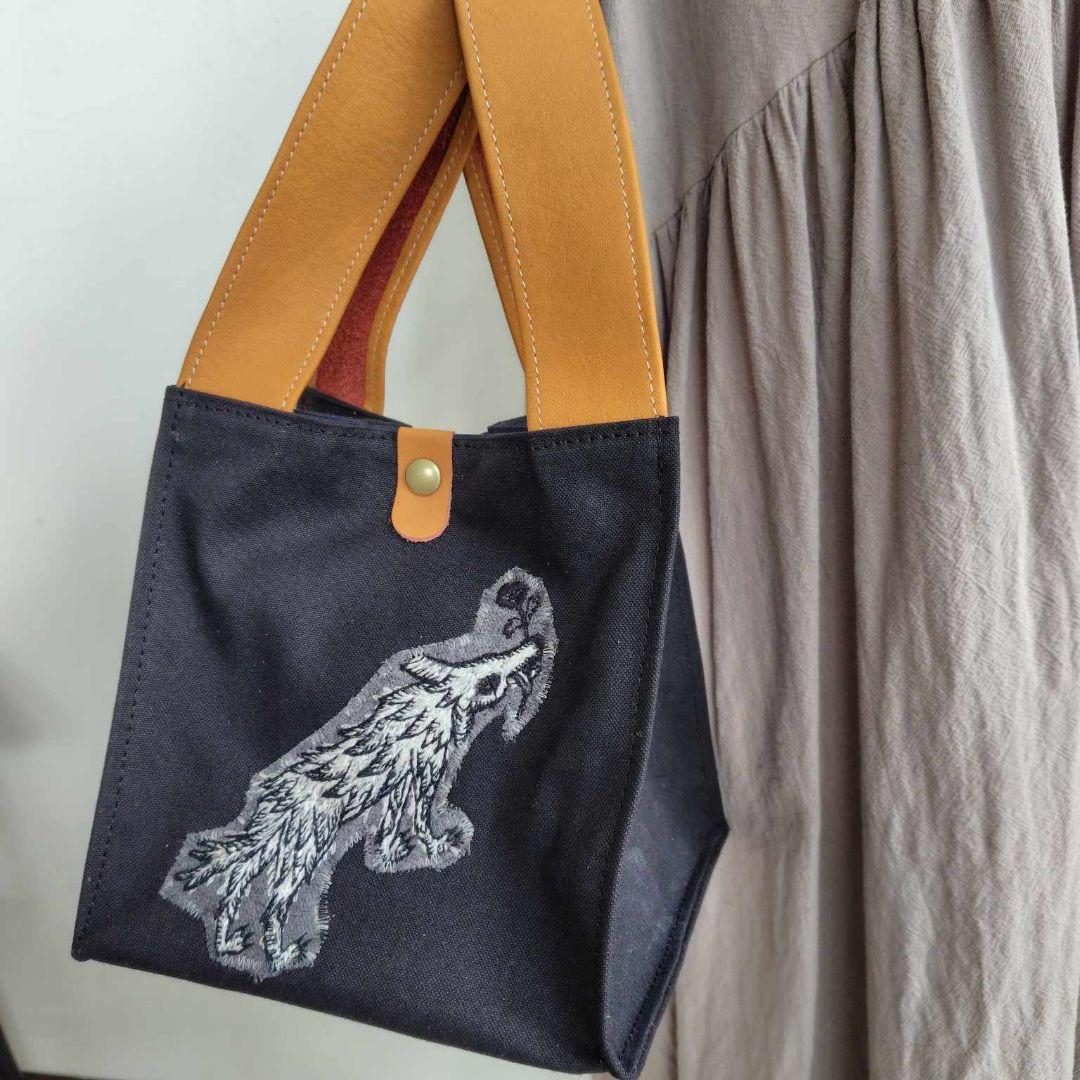 ミナペルホネン/「wolf & flower」１匹だけ/キューブ型トート牛革仕様