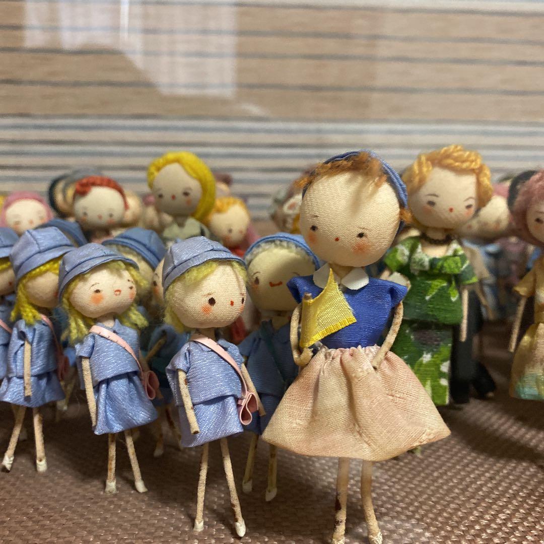 100人の60年代風のおしゃれなお人形
