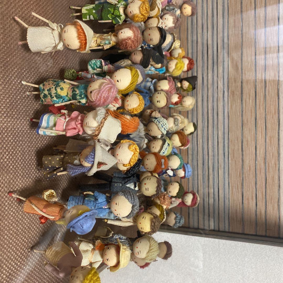 100人の60年代風のおしゃれなお人形