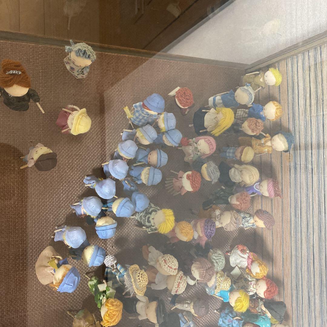 100人の60年代風のおしゃれなお人形