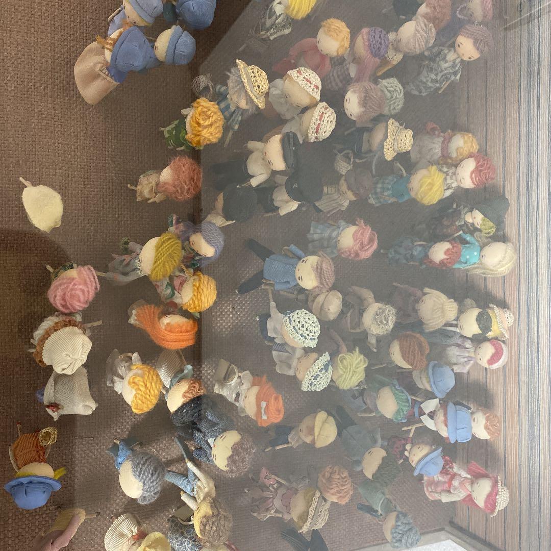 100人の60年代風のおしゃれなお人形