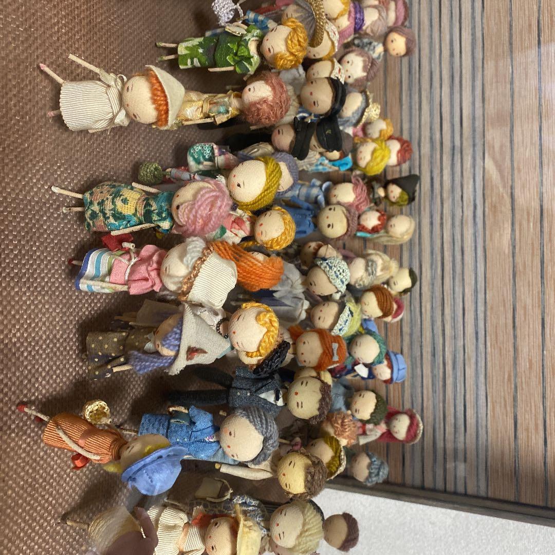 100人の60年代風のおしゃれなお人形