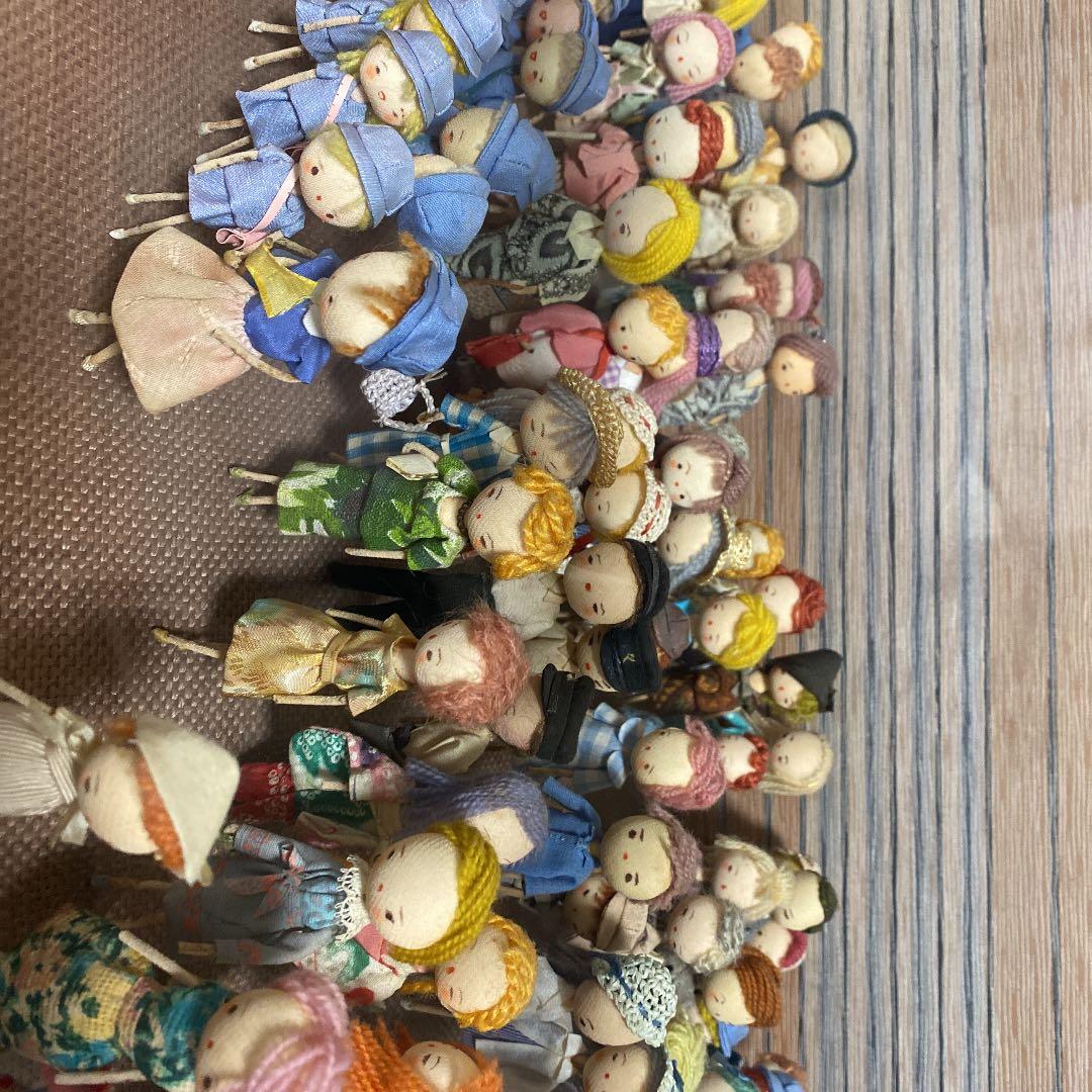 100人の60年代風のおしゃれなお人形