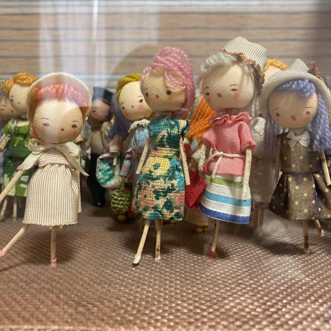 100人の60年代風のおしゃれなお人形