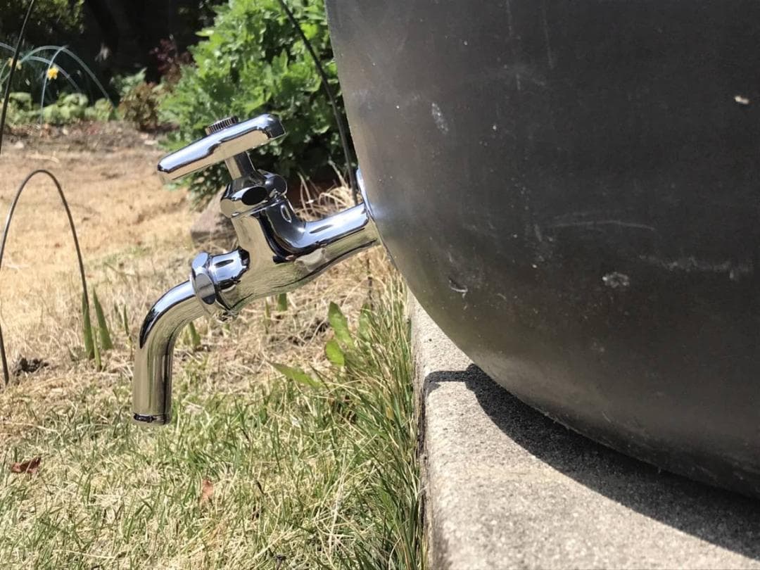 タンク　蛇口付　グレー　約１６０Ｌ　雨水　樹脂製　貯水　リユース品