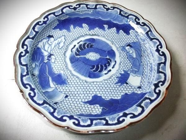 古伊万里(江戸期) 青華染付 花弁型賢人 唐草平皿【太明成化年製】