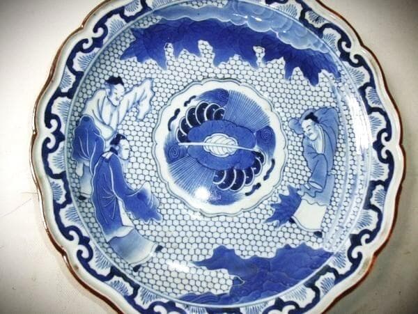 古伊万里(江戸期) 青華染付 花弁型賢人 唐草平皿【太明成化年製】