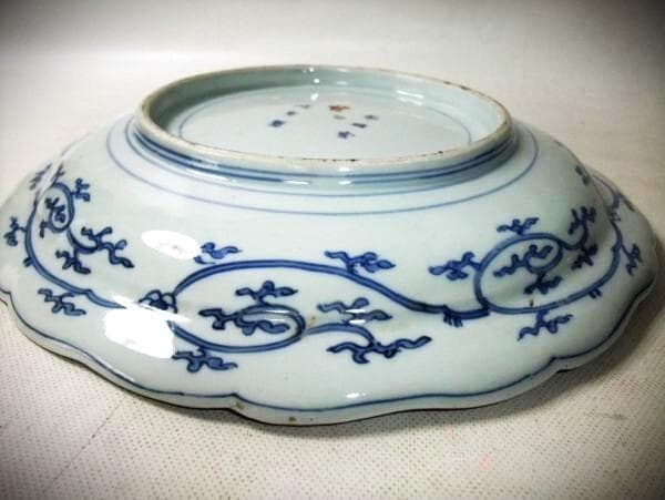 古伊万里(江戸期) 青華染付 花弁型賢人 唐草平皿【太明成化年製】