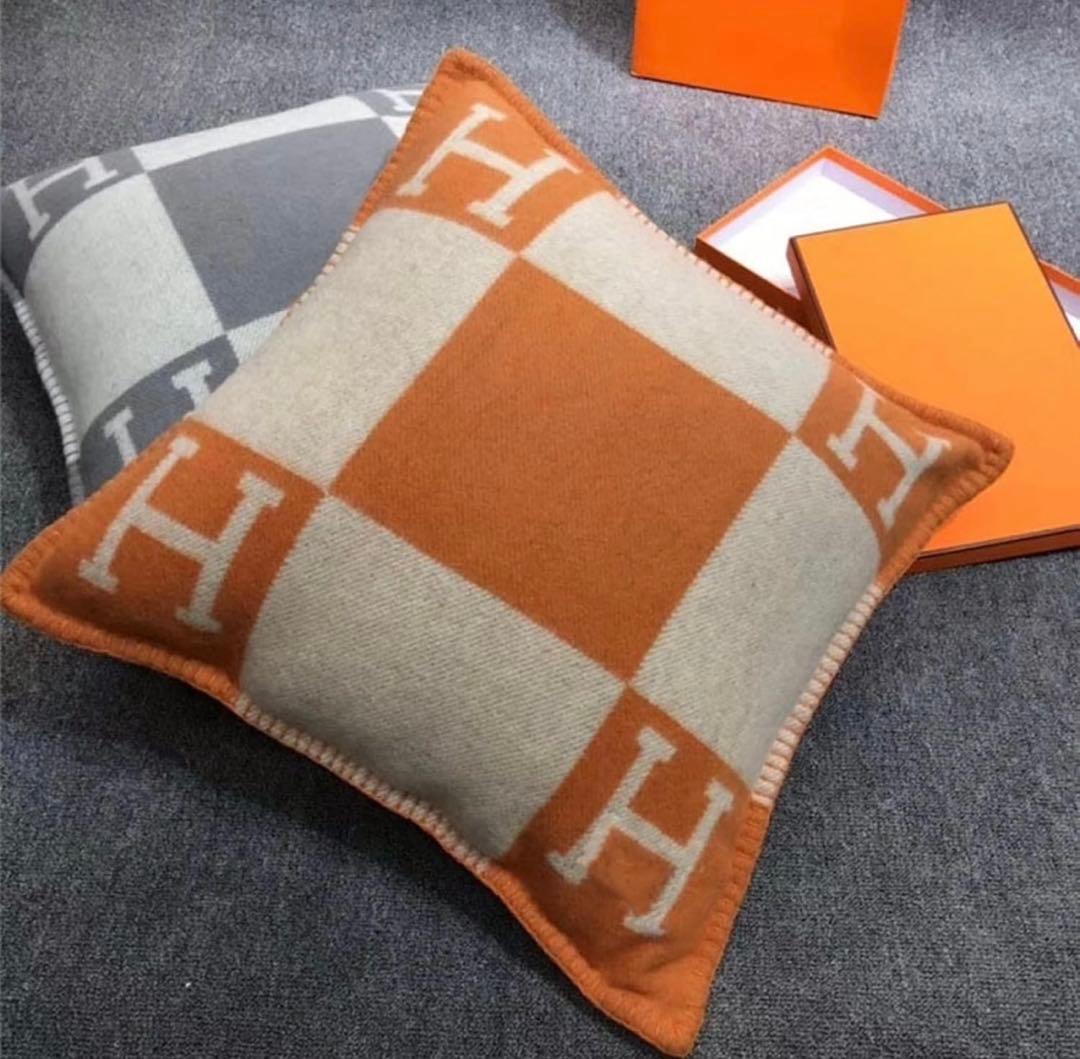 「新品」Hロゴ クッションカバー グレー チェック柄ラスト一枚‼️12時間以内発送