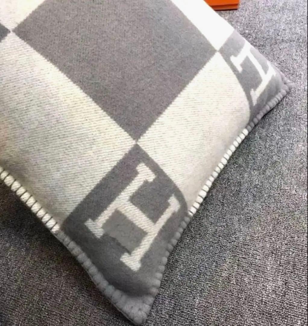 「新品」Hロゴ クッションカバー グレー チェック柄ラスト一枚‼️12時間以内発送