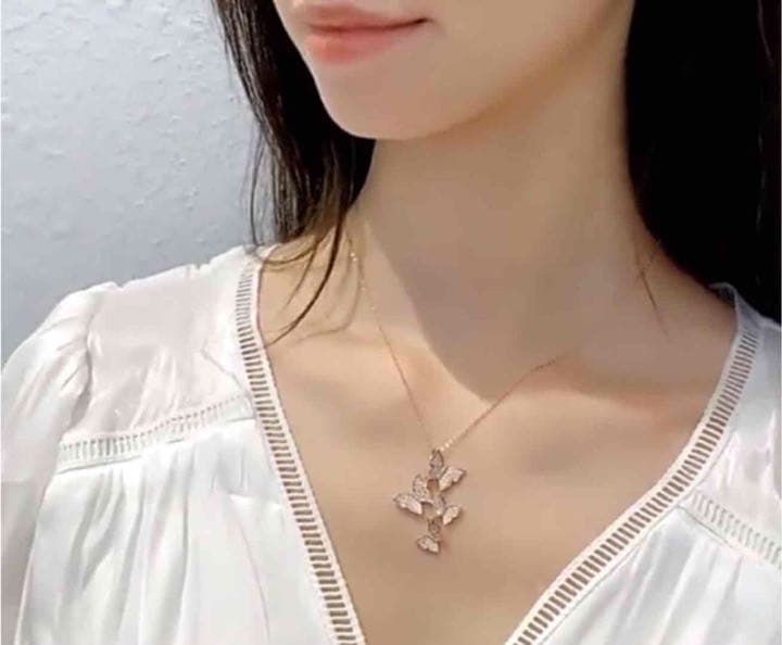 【ギフト梱包】スワロフスキー❤️繊細 蝶々 劣化無 刻印チェーン付