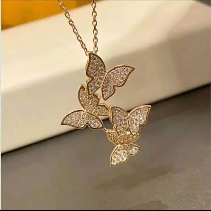 【ギフト梱包】スワロフスキー❤️繊細 蝶々 劣化無 刻印チェーン付