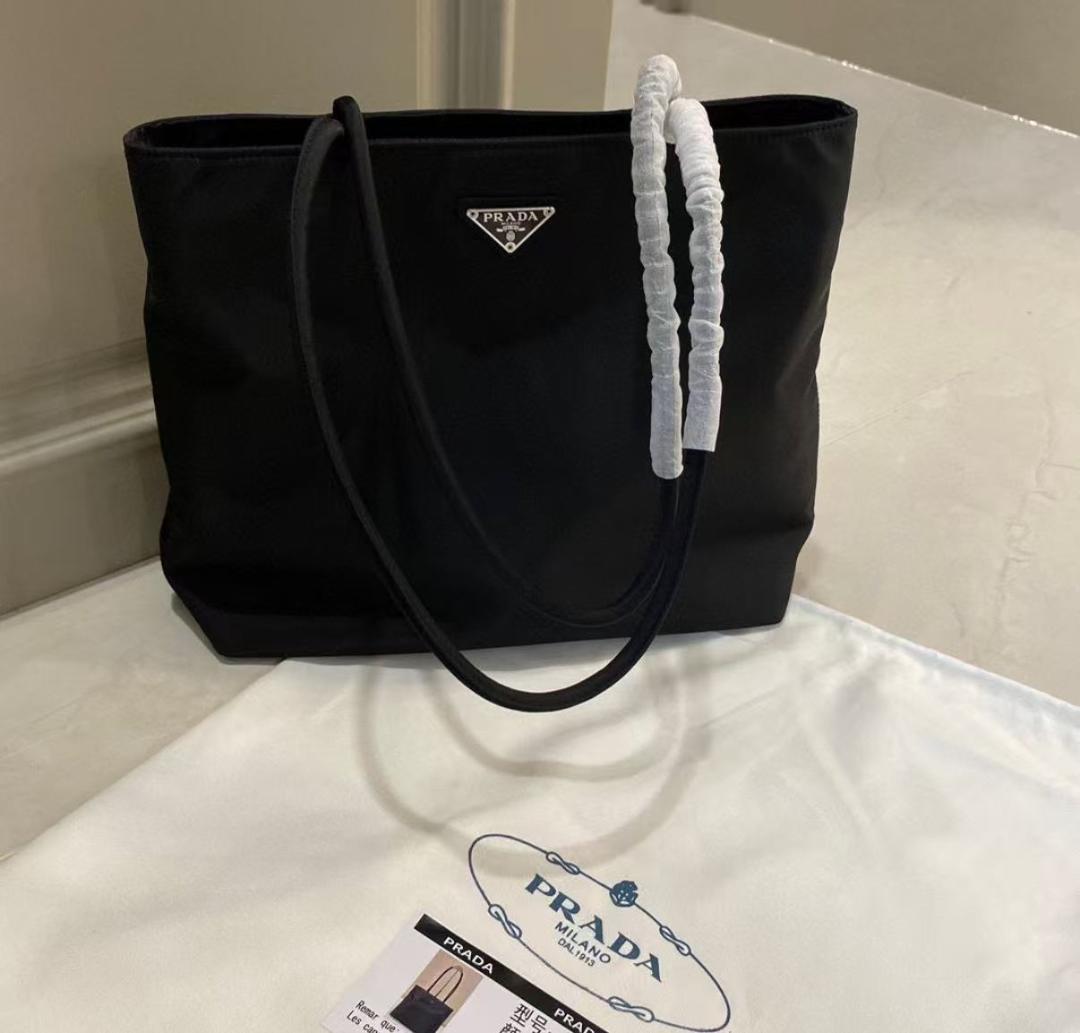 PRADA テスートナイロン トートバッグ 黒 軽くて使いやすい