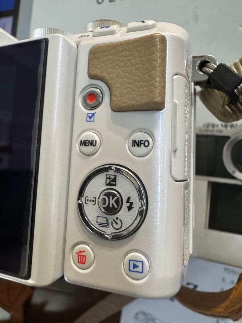 ミラーレス 一眼 OLYMPUS PEN Lite E-PL7 【箱付属品付き】