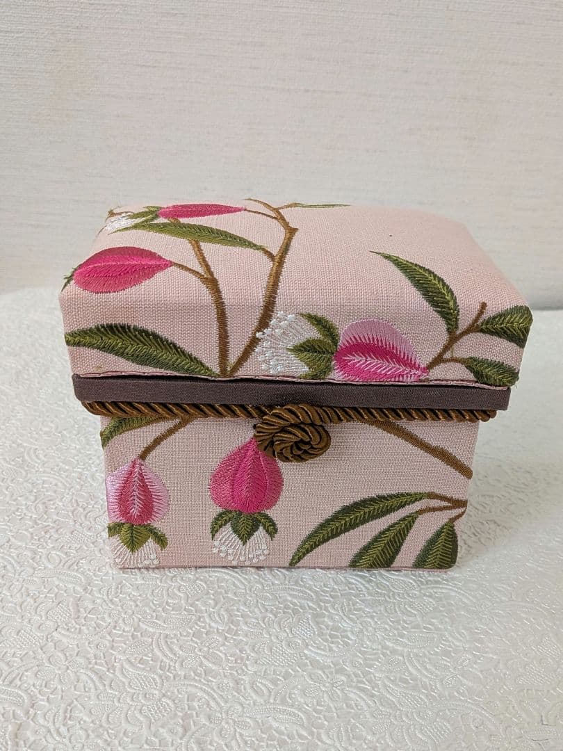 Sページ　サンダーソン刺繍生地のミニ茶箱とプチトレー（ハサミケース付き）