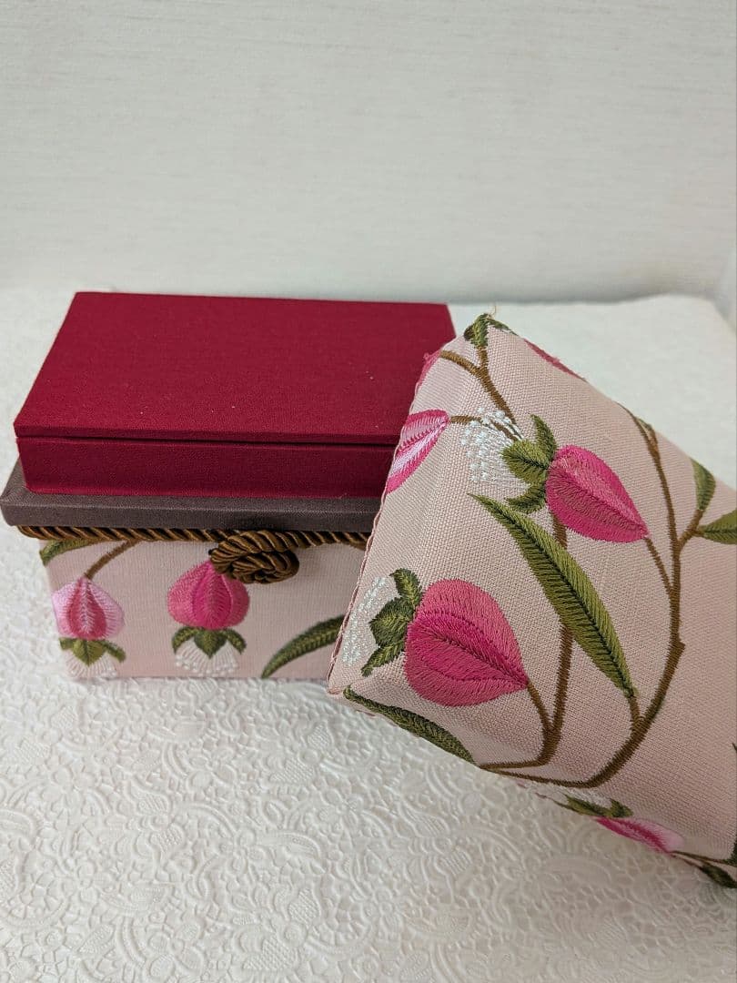 Sページ　サンダーソン刺繍生地のミニ茶箱とプチトレー（ハサミケース付き）