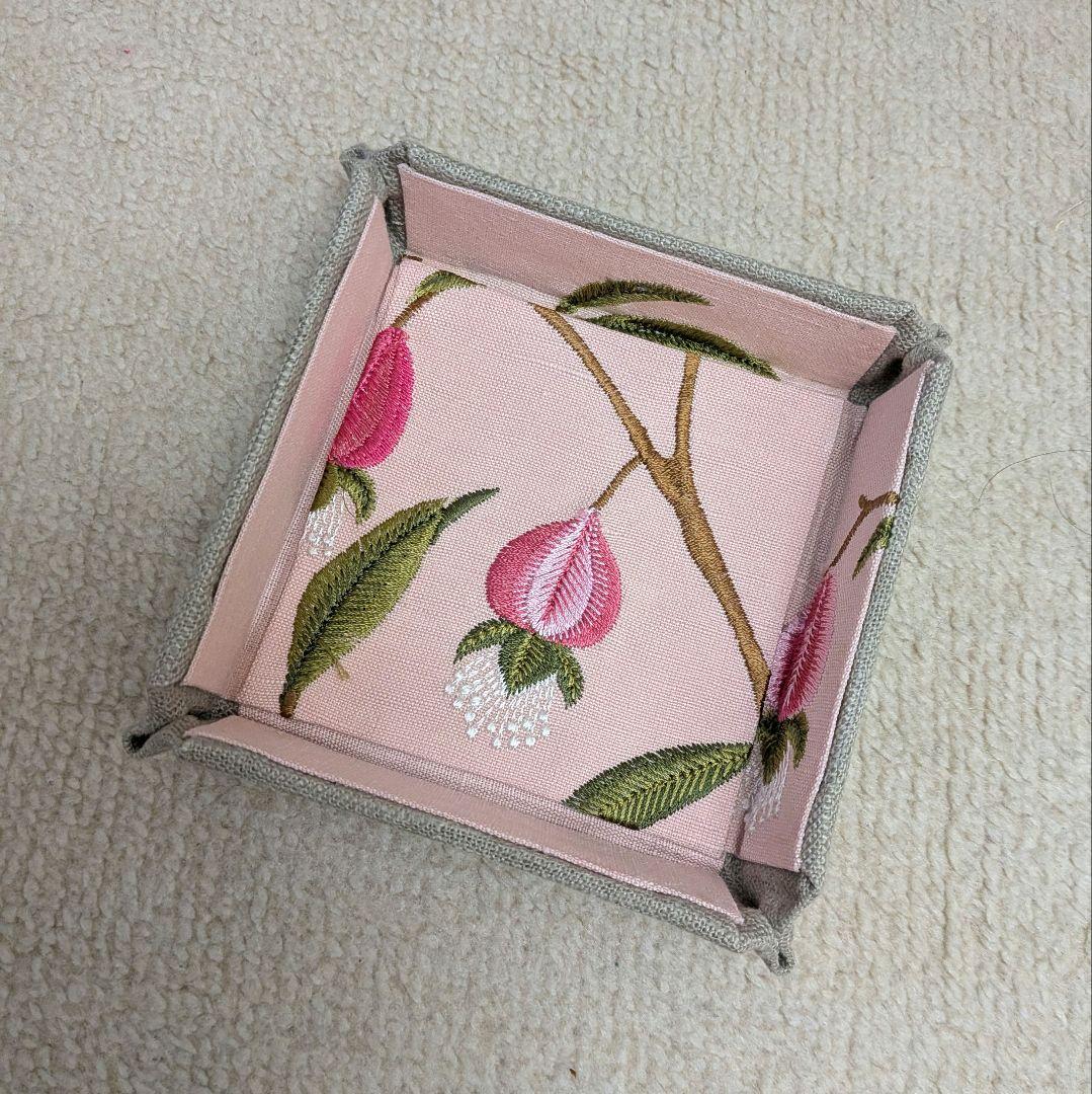 Sページ　サンダーソン刺繍生地のミニ茶箱とプチトレー（ハサミケース付き）