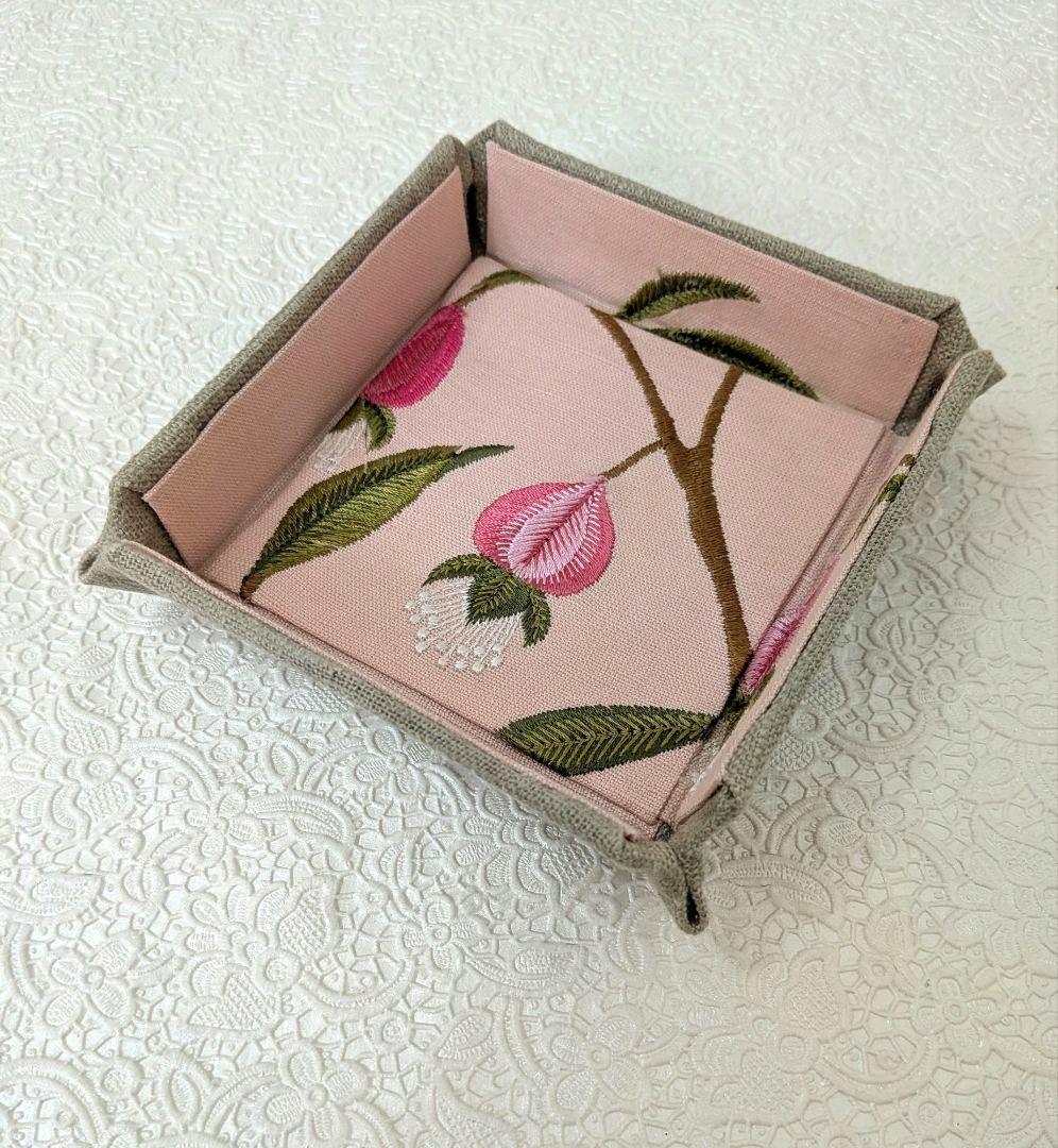 Sページ　サンダーソン刺繍生地のミニ茶箱とプチトレー（ハサミケース付き）