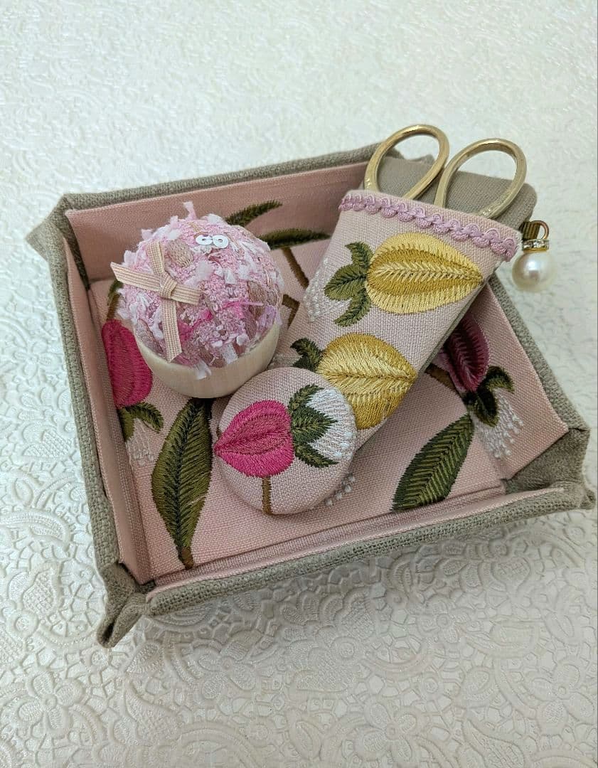 Sページ　サンダーソン刺繍生地のミニ茶箱とプチトレー（ハサミケース付き）