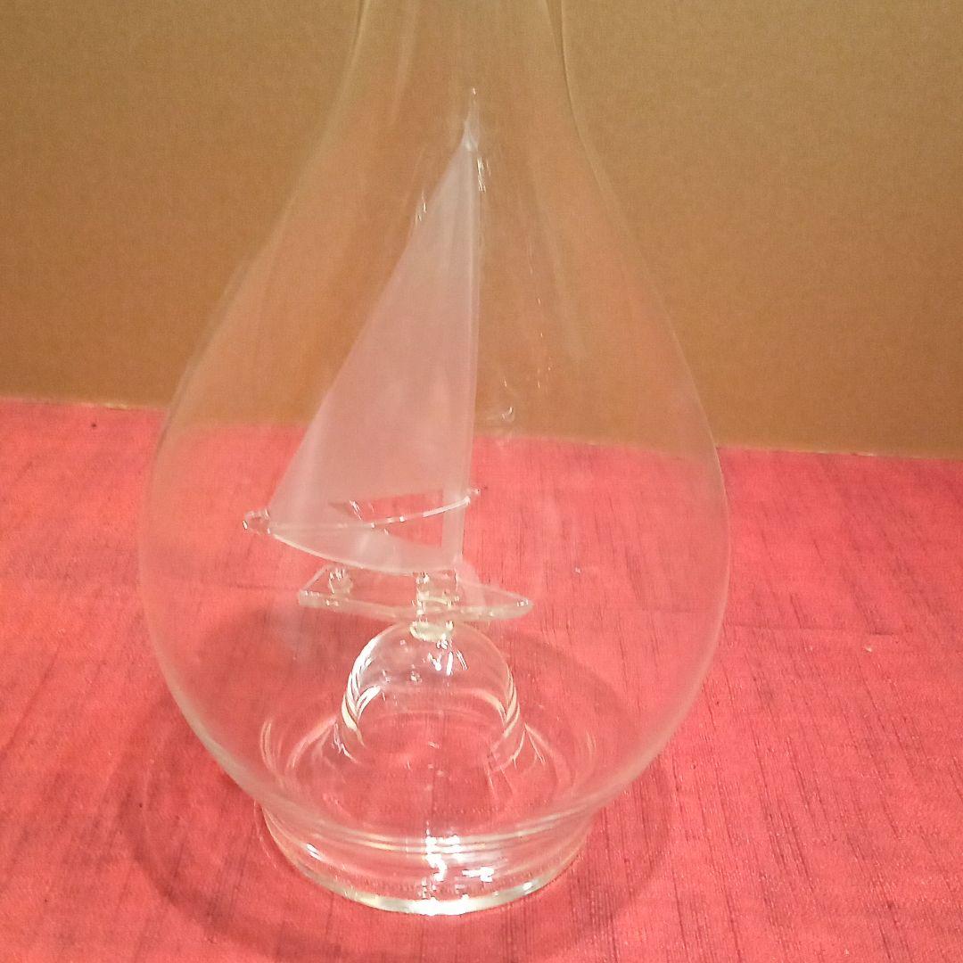 ガラスの工芸品（サーフィン中の青年）